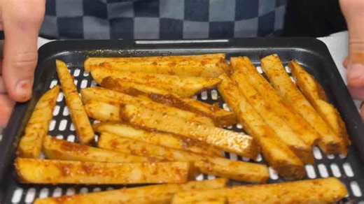 Eating healthy doesn’t have to suck. Try these Philly Cheesesteak Fries! Sustainable diet!