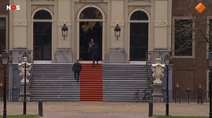 🚨BREAKING🚨: Outgoing Dutch Prime Minister Mark Rutte resigns in the most Dutch way possible: ✅ Gets bike out of the basement of #Ridderzaal ✅ Rides through a crowd of journalists ✅ Gets escorted by police on bikes ✅ Doesn't lock bike ✅ Offers historical letter of resignation to King ... ✅ Doing some grocery shopping ✅ Weekend! ¯_(ツ)_/¯ (By NOS: https://nos.nl/video/2364545-demissionair-premier-rutte-op-de-fiets-naar-de-koning-voor-ontslag-kabinet.html) | Urban Cycling Institute