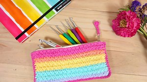 Puedes personalizar tus propia cartuchera para tus colores o estuche para tus accesorios aplicando este tutorial de crochet paso a paso. Puede tejerlo con el punto que mas te gusta. | Lanitas y Colores Crochet