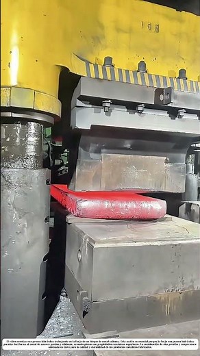 Prensa hidráulica forjando metal caliente: Cómo la fuerza y la temperatura dan vida a la industria