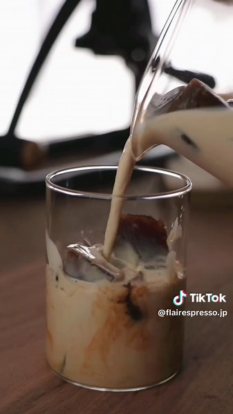 アイスキューブコーヒー🧊 ⁡ アイスで楽しむときも濃厚な方が良いでしょ？ ⁡ この夏はアイスキューブコーヒーで乗り切りましょう😋 ⁡ ⁡ 【材料】 ・エスプレッソ 20ml ・コーヒー氷 適量 ・牛乳 400 ml ・メープルシロップ 30ml ⁡ 【レシピ】 ①サーバーにコーヒー氷と牛乳、メープルシロップを入れ混ぜ合わせる。 ②ドリンク用グラスに氷とコーヒーミルクを注ぎいれる。 ③仕上げにエスプレッソを注いだら完成！