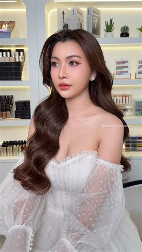 Singapore Makeup Artist on Instagram: "Pink glow + Thai elegance + big waves = perfect romantic bride vibes ✨ . Makeup @deardaisymakeup Hair @teerapit.hairstyle_ Model @pianosupicha . WhatsApp ’Daisy‘ at 90294403 for bookings and enquiries! . #DearDaisyMakeup #makeoverbydeardaisy #DearDaisyinSingapore #MakeupArtistSingapore #MakeupByDearDaisy #SGMakeupArtist #SingaporeMakeupArtist #SingaporeMakeup #makeupsingapore #makeup #MakeupArtist #singaporebride #glammakeup #singaporebridesweddings #sgmua 