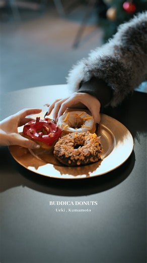もっと、もーっと！くまもっと。【熊本県観光公式】 on Instagram: "熊本市北区植木町に新たに誕生した、ドライブの目的地となる場所「BUDDICA DONUTS」。 ポップさと無骨さを融合させたようなガレージ風の空間に、甘く香ばしい香りが漂っています。 「日本一軽い」を目指したという生ドーナツは、口に入れた瞬間に溶けてなくなるような驚きの新食感。 ザクザクとしたトッピングのアクセントも楽しく、こだわりのコーヒーと相まって、ペロリと完食してしまいました。 ついつい長居したくなる心地よい空間で、日常のドライブを特別な時間に変えてくれる素敵なスポットです。 Creator is 中川典彌（@fumiya.roman） _________ 📍:BUDDICA DONUTS（@buddica_donuts） 〒861-0132 熊本県熊本市北区植木町植木100-3 Ueki, Kumamoto Prefecture, Japan _________ 熊本県観光公式アカウント 「もっと、もーっと!くまもっと。」 ▶︎▶︎▶︎ Follow @kumamotto.official ___
