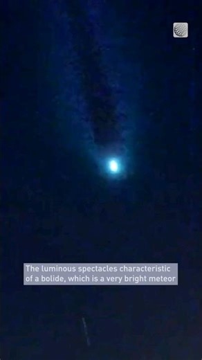 Blue fireball streaks across the sky #bolide #meteor