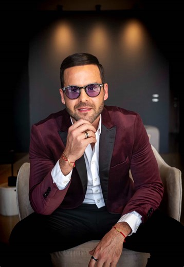 Feliz Día de la Mujer 🌹✨ La verdadera elegancia de un hombre no se mide solo por cómo viste… se refleja en la forma en que trata a una mujer. Un gran hombre se reconoce por cómo ama, respeta y honra a la mujer que tiene a su lado. Porque cuando una mujer se siente valorada, ilumina todo a su alrededor. #diadelamujer #felizdiadelamujer #concejo #hombres