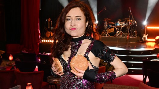 Další bizarní outfit české režisérky. Eva Toulová ukázala prsa v houskách