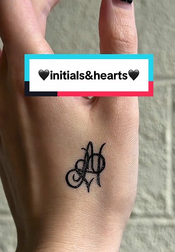 Idées de tatouages d'initiales avec des cœurs