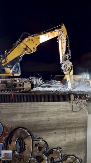 CAT 352 UHD w. Hydraulic Hammer on Autobahn Bridge