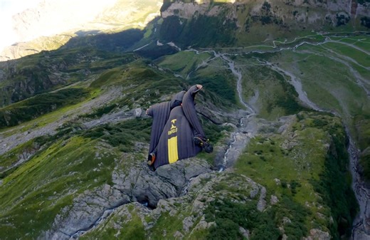 Everest: Daredevil prepares for world's biggest wingsuit jump