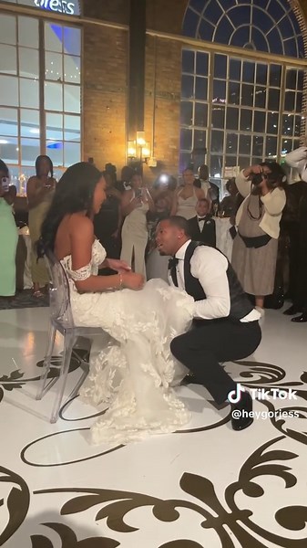 I loved it lol 🥰😘 #gartertoss #garterremoval #wedding #weddingtok #bride #groom #weddingday #bouquettoss