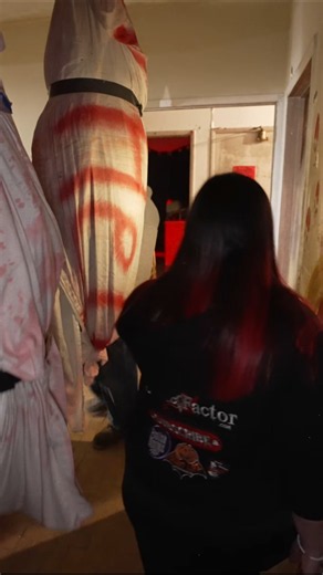 What's A Fall Wall?? 😳 #hauntedhouse #behindthescenes #hauntlife
