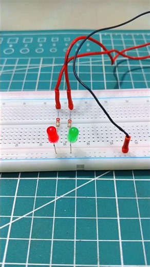 🔴🟢 Arduino UNO LED Blink Project | Red & Green LED⚡ #arduino #diy #electronics #shorts