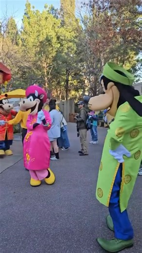 ✨ Lunar New Year 🧧🐴 Celebration : Goofy, Clarabelle Cow & Horace - Disneyland Resort 🇺🇸 ✨ #disneyland | Cave 0f Wonders
