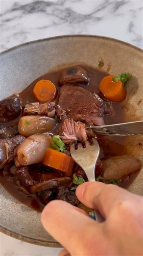 Fru Timian on Instagram: "Vet du hvordan du uttaler Boeuf Bourguignon riktig? 🫣 Jeg kan ikke fransk, men jeg prøver meg her i filmen. Om uttalelsen blir riktig eller feil, lover jeg iallfall at smaken blir 10 av 10 🥰 Er du også klar for en skikkelig god gryte i helgen? Finn link til oppskriften i profilen min @frutimian #boeufbourguignon #gryte#helgemat"