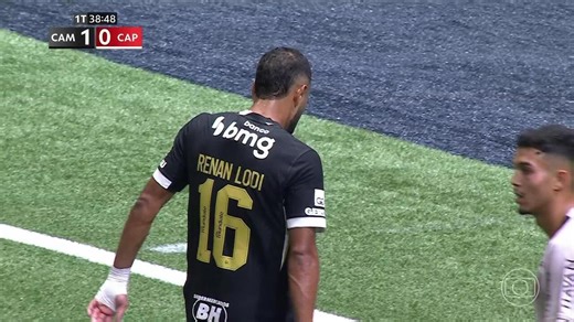 Aos 38 min do 1º tempo - chute dentro da área para fora de Renan Lodi do Atlético-MG contra o Athletico-PR