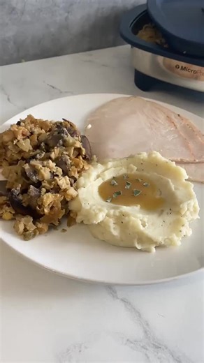 Chickpea Stuffing Serves: 8 Serving size: ½ cup Total time: 25 mins. 2 tbsp. olive oil 1 white onion, finely chopped 2 celery sticks, finely chopped 8 oz. baby Bella mushrooms, cleaned and sliced 3 garlic cloves, minced ½ cup chicken stock 2-15.5 oz. chickpeas, drained and lightly mashed 1 large egg, whisked 1 green apple, cored, peeled and diced small 1 tsp. dry sage 1 tsp. salt ¼ tsp. black pepper 1.\tHeat olive oil in Daily Universal Frypan. Sautee onion until lightly browned. Add celery, mus