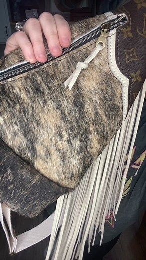 Watch me fill my sling body bag for a day out. These guys are small but mighty, with a interior pocket and phone pocket on the back. #cowhideleather #westernfashion #cowhide #cowhideleatherbags #cowhidebags #l3designs #leatherbags #smallbusiness #smallbusinesscheck #louisvuitton #detail #leatherbraiding