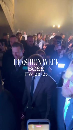 #MFW Strong silhouettes, precise tailoring, and a masterful palette: the @boss Fall/Winter 2026-27 collection plays on the power of cuts and the fluidity of materials. At the heart of the runway is the Revers Bag. Structured, sleek, and designed to combine style and functionality, it embodies the brand's vision: fashion, form, and function. Video @Flavia Millen Edit @clara_codo_