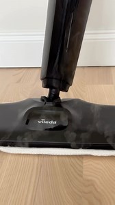 Ten mop parowy chyba nie wymaga przedstawienia! 🌟 Z Vileda Steam Plus XXL sprzątanie staje się łatwe i przyjemne! ✨ Szeroka nakładka 40 cm idealna do większych przestrzeni. 🦠 Zabija do 99,9% bakterii i wirusów przy użyciu samej pary* ⏱️ Gotowy do działania w zaledwie 15 sekund! 🕹️ 3 tryby czyszczenia: do parkietów, dywanów albo płytek. 🌀 Lekka konstrukcja z obrotową głowicą. 🏠 Jest łatwy w demontażu i przechowywaniu! * Testowano na bakteriach E. coli i zmodyfikowanym wirusie krowianki Ankar