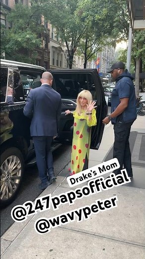 #drake mom Sandi Graham looking fabulous today in nyc , she left to see her son perform at msg #ovo