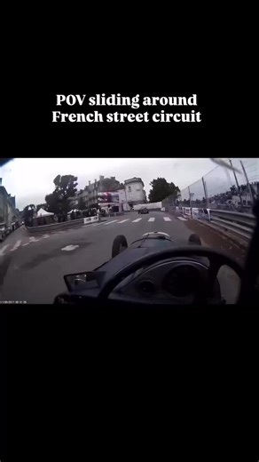 🔥 Quand l’histoire de l’automobile part en travers… avec classe 🏁 💥 Le Martyr Frazer Nash Special en pleine dérive autour du mythique Circuit des Remparts 📍 En plein cœur de Angoulême, là où les murs racontent l’histoire… et où les pneus écrivent la légende 😮‍🔥 🎩 Pas d’électronique 🛞 Pas d’assistance ❤️ Juste du pilotage PUR 👏 Performance magistrale des pilotes, maîtrise totale, glisse millimétrée, respect absolu de la mécanique ancienne. Ici, on ne conduit pas : on dialogue avec la voi