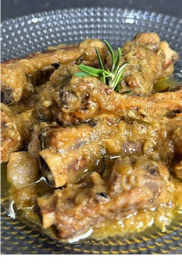 🍽COSTILLAS AL AJILLO 🛒INGREDIENTES -Tira de costilla de cerdo -Ajos -Cebolla -1 vaso de vino -1 vaso de agua -Aceite de oliva virgen extra -Sal -Pimienta -Ramita de romero 👣PASO A PASO 1️⃣ Salpimentamos las costillas y las doramos por todas sus caras en un buen chorro de aceite de oliva virgen extra. Las sacamos y reservamos 2️⃣ A ese mismo aceite añadimos los dientes de ajo machacados y cuando estén empezando a dorarse agregamos la cebolla 3️⃣ Cuando empiece a transparentar la cebolla volvem