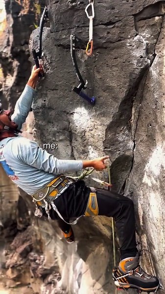 Volando escalando, Dry, Tooling, el que no se cae, es porque no lo intentó. ##montaña ##escalada ##climbing