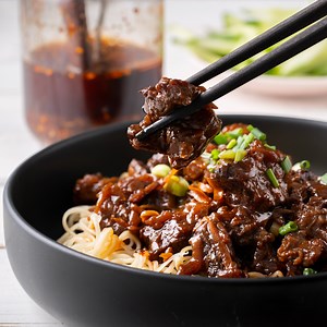 Slow-braised Beef Noodles 💥✌️🤗... ooooh that beef... soooo soft, soooo sticky 🤤 Get the recipe: http://www.marionskitchen.com/chinese-braised-beef-noodle | Marion Grasby