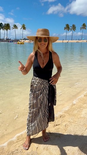 Here’s a fun wrap skirt that you can make from a sarong. What do you think ? #Sarong #pareo #vacationoutfit #summeroutfitideas #beachwear #resortwear #resortfashion #diyfashion | Blonde Beach Vibes