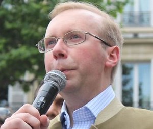 Alain Escada lance son nouveau parti "Civitas" contre les lobbies