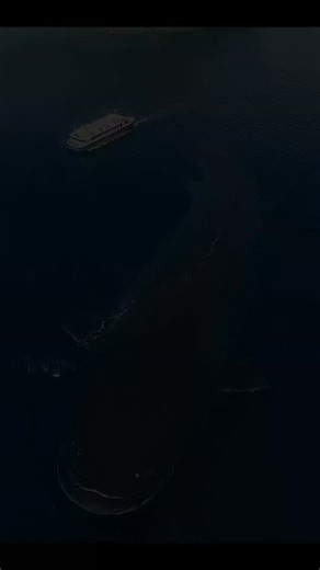 𝓈𝓗ⓞ𝓗𝕄U𝓗ⓐ𝕄𝕄ⓐ𝓓 on Instagram: "日本利用压电瓷砖将脚步转化为电能。这些瓷砖捕捉来自你脚步的动能。当你行走时，你的重量和动作会对瓷砖产生压力。瓷砖会轻微弯曲，从而产生机械应力。瓷砖内部的压电材料将这种应力转化为电能。每一步都会产生少量电荷，而数百万步结合在一起就能产生足够的电力来驱动 LED 灯、数字显示屏和传感器。在像涩谷车站这样繁忙的地方，每天大约有 240 万个脚步为这一系统作出贡献。这些电能可以被储存或立即使用，从而减少对传统电力来源的依赖，并支持可持续的城市基础设施。这种方法将日常运动转化为实用的可再生能源 #日本 #知识 #事实 #你知道吗 #推荐 #科技 #创新 #历史 #技术 #实验 #热门"