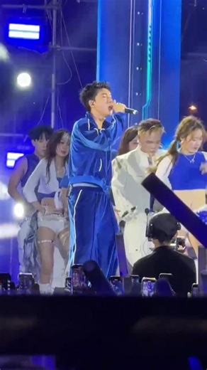 Úi dồi ôi 🥳 Nge tin anh híu diễn là Sếp em book vé cho đi xem liền khà khà #hieuthuhai #fpt #danang