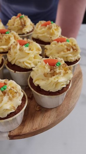 Carrot Cake Cupcakes 🥕✨ Light & Moist carrot cake cupcakes with cream cheese frosting and chopped walnuts! Day NINE of my TEN DAYS OF CUPCAKES which is the utterly delicious classic that is… carrot cake! Recipe below 👇 🧁 Recipe 🧁 Cupcakes ▪️125ml sunflower oil ▪️2 eggs ▪️175g grated carrots ▪️125g light brown sugar ▪️175g self raising flour ▪️1.5tsp mixed spice ▪️1/2tsp ground ginger ▪️1/2tsp ground cinnamon ▪️1tsp bicarbonate of soda Cream Cheese Frosting ▪️150g unsalted butter ▪️150g icing