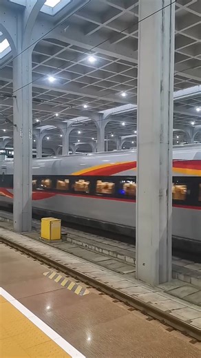 Chinese — Japanese translator on Instagram: "上海虹桥站（铁路车站，常称虹桥火车站），位于上海市闵行区申贵路1500号，是虹桥综合交通枢纽核心部分，2010年7月1日正式运营。 核心概况 1. 站场规模：16台30线，分为沪宁杭场与沪昆场；总建筑面积约44万平方米，站房约24万平方米；主要接发京沪、沪昆、沪宁城际等方向的G/D字头动车组。 2. 立体布局与换乘：采用上进下出，集高铁、虹桥机场T2、地铁2/10/17号线、公交、出租、长途客运于一体，实现“零换乘”。 3. 定位：长三角乃至全国最重要的高铁枢纽之一，承担上海对外高速客流的始发、终到与中转。 交通到达 - 地铁：2号线、10号线、17号线至虹桥火车站站； - 机场：步行/短驳可至虹桥国际机场T2航站楼； - 地面：有高架落客平台、地下停车场与公交枢纽站。"