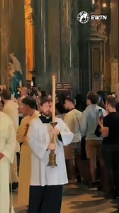 300K views · 10K reactions | El cuerpo incorrupto del Beato Pier Giorgio Frassati regresa a Turín.Después de ser venerado por miles de jóvenes en Roma durante el Jubileo, fue despedido con una Misa en Santa María sopra Minerva, presidida por el arzobispo Anthony Fisher. «Hacia lo alto, siempre.» | EWTN Español | Facebook