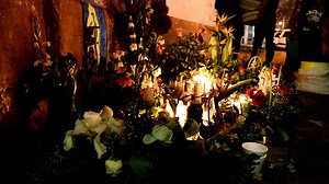 Guatemala: aún hay familias en la morgue del INACIF esperando que los resultados de ADN les permita identificar a sus hijas. Además de la tragedia resultado de los crímenes cometidos contra las niñas, Bienestar Social no está dando información a las familias, tampoco en los hospitales, ni las autoridades, ni la Procuraduría de derechos humanos. Nadie dice nada. Ni si queira hay un listado completo de las niñas que estaban en ese hogar, ni de las que han muerto. No hay datos oficiales, ni informa