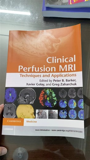 🔥 CLINICAL PERFUSION MRI – Cuốn sách KTV MRI phải có nếu muốn lên “level cao thủ” Anh em KTV MRI mà muốn hiểu tưới máu não – tưới máu u – tưới máu toàn thân cho đến nơi đến chốn, thì đây chính là cuốn sách đập vào là sáng mắt. Không vòng vo: Nội lực của bạn trong mảng perfusion mạnh hay yếu, nhìn vào cuốn sách này là biết. 📌 Tác giả: Peter B. Barker – Xavier Golay – Gregory Zaharchuk ➡ Toàn những cái tên “đầu ngành thế giới”, level mà bài viết của họ thành guideline cho các trung tâm lớn. 💥 V