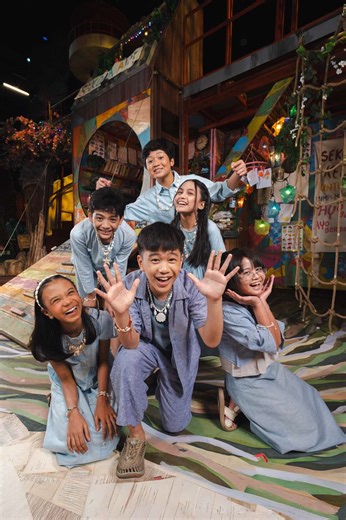 MUSIKAL PERAHU KERTAS X MUSIKAL LASKAR PELANGI • Musikal Laskar Pelangi (MLP) adalah kali pertama di Indonesia ada long running original musical production. It truly opened the door for all of us to follow such giant step! • Salute yang sebesar-besarnya untuk semua creatives, cast & crew MLP dari Sakola Alit di Musikal Perahu Kertas bersama dua alumnus Kampung Gantong (Christoffer Nelwan, Ikal MLP 2010; Alya Syahrani, Sahara MLP 2012). • Personal note: ini juga jadi kampanye untuk rikues RERUN M