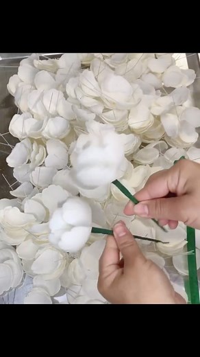 Sugar Flowers ❤️ • • • • • • #sugarflowers #cake #gumpaste #gumpasteflowers #classes #class #learning #deco #floralcakedecoration #floralcake #floralcakes #flowerscake #cakeflowers #cakedecorating #cakeart #cakeartist #weddingcake #birthdaycake #bakery #bake #cakeart #cakeartist | Garden Sugar Flowers