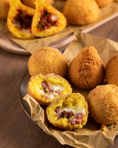 Arancini dorati e filanti, un classico siciliano da gustare con le mani🍚🔥 Manu Cookandrock Trovate il testo ricetta qui 👉 https://ricette.giallozafferano.it/Arancini-di-riso.html | Giallozafferano