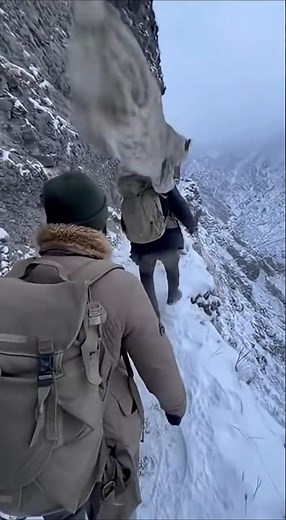 Snow Leopard Ambushes Two Hunters in Afghanistan’s Frozen Mountains