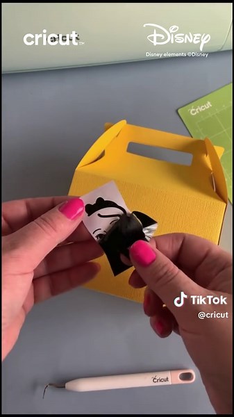 Create Magical Snow White Party Favors