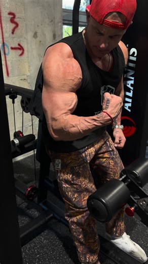 ARTURO MENDEZ | This Dip push down machine hits different! Try isolating muscles doing compound movements | Instagram