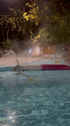 200%!!! Ezt az eredményt hozta tegnapi eszkimó oktatásunk. Hogy is lehetséges? Kezdésnek a c-to-c eszkimó fordulót tanítjuk, amit jellemzően a résztvevők 30%-a szokott első alkalommal sikeresen megcsinálni! Ez tegnap 100% volt, mivel 4-ből 4 embernek sikerült, és volt még 35 perc az órából, amikor valaki rákérdezett a sweep rollra is. Körülbelül 20 perccel később mindenki megcsinált egy sikeres sweep rollt is, majd a maradék 10 percben még jópárat, így a siker 200% lett a végére! Gratulálunk min