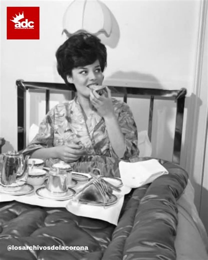 Los Archivos de la Corona on Instagram: "UN DESAYUNO REAL PARA UNA REINA RECIÉN CORONADA. Después de las emociones vividas la noche del 9 de noviembre de 1961, la recién coronada Rosemarie Frankland despertó convertida en reina. Horas antes, bajo las luces del histórico Lyceum Theatre, su nombre había sido anunciado como la nueva Miss World 1961, desatando aplausos, lágrimas y una ovación interminable. La noche había sido intensa. Flores, entrevistas, fotografías y celebraciones que parecían no 