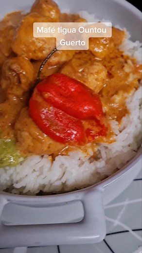 Recette de Mafé Tigua Ountou Guerto - Sauce Beurre de Cacahuètes avec Boulettes de Poulet
