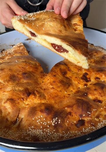 Kjo pogaqe është loçk për iftar 👌🏻 Me zdenkat #woerle 🫶 Pogaqe me zdenka dhe suxhuk Përbërësit: 2 vezë 500 ml jogurt 1 lugë çaji kripë 1/2 lugë çaji sodë buke 800gr -1 kg miell 1 lugë gjelle pluhur për fryerje Zdenka #woerle Suxhuk, në feta Pjekja 200C për 20-25 minuta #baking #mejehonen