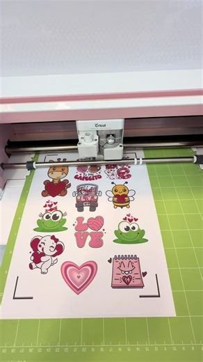 Calcamonias de San Valentín con cricut. Valentine’s Day stickers. #cricut #cricutforbeginners #stickers #crafty #manualidadesfaciles