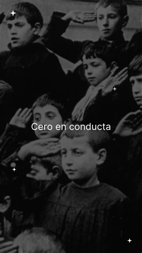 Jean Vigo tenía 28 años y tuberculosis cuando filmó la revolución infantil más pura del cine. La batalla de almohadas en cámara lenta se convirtió en el manifiesto visual del anarquismo poético. Prohibida 12 años en Francia por subversiva. Vigo murió un año después del estreno. Zéro de conduite / Cero en conducta (Jean Vigo, 1933) | ChoheCine