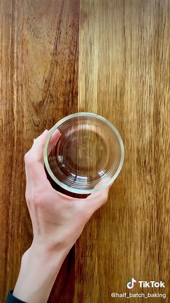 How to perfectly poach an egg and the food science behind it #foodscience #science #bakingscience #foodtok #cookingtips #cookingtiktok #howtopoachanegg #howto #poachedegg #eggs #howtocookeggs